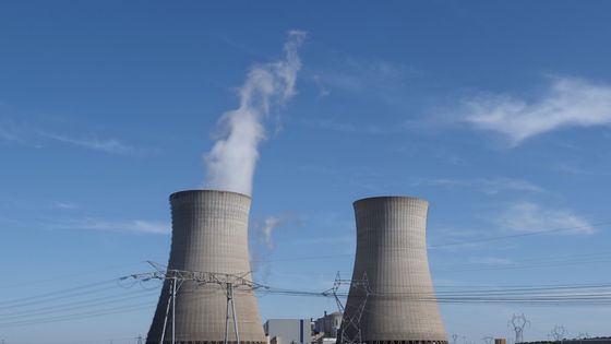 La centrale nucléaire de Dampierre-en-Burly, une des 6 où des problèmes de fabrication ont été détectés ces derniers jours. Le "grand carénage" des 58 centrales françaises pourrait coûter 100 milliards d'euros. ©AFP - Guillaume Souvant