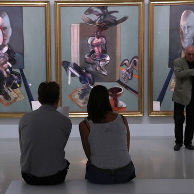 Des visiteurs de l’exposition « Bacon en toutes lettres » au Centre Pompidou devant « Triptyque (1976) » de Francis Bacon.