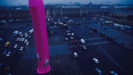 un préservatif géant sur l'obélisque à Paris, Act Up, 1 décembre 1993 ©Getty - Bernard Bisson/Sygma