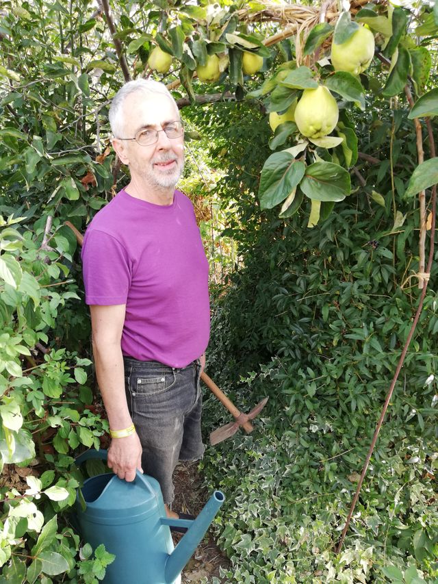 Luc Pelletier, jardinier de Champigny-sur-Marne depuis 17ans, dans un jardin partagé. Il prône le lien social par le jardin.