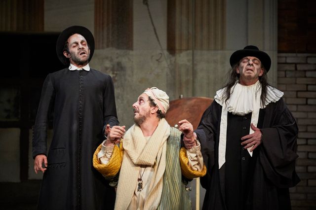 Christian Hecq se produit dans 'Le Malade imaginaire' de Molière avec la Comédie-Française, en tournée en France jusqu'en décembre 2019