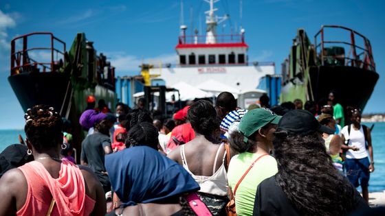 Des centaines de sinistrés ont fui leurs villages pour rejoindre la capitale, Nassau, après le passage de l'ouragan Dorian aux Bahamas ©AFP - Brendan Smialowski