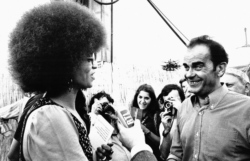La militante communiste du mouvement Noir américain Angela Davis rencontre Georges Marchais à la Fête de l'Humanité, le 13 septembre 1973