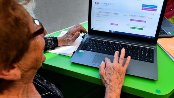 Un atelier d'initiation à l'informatique pour personnes âgées à Villandraut en Gironde. ©AFP - Georges Gobet