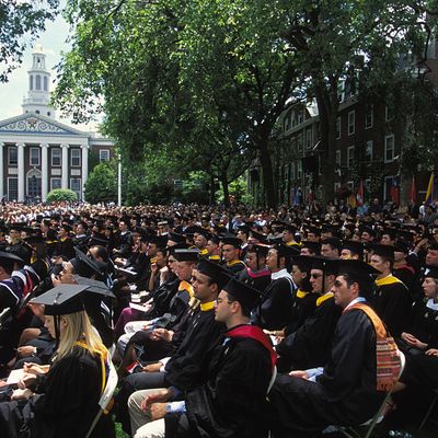 "Enter to grown in wisdom" est la maxime qui figure sur le portail d'entrée de l'Université de Harvard