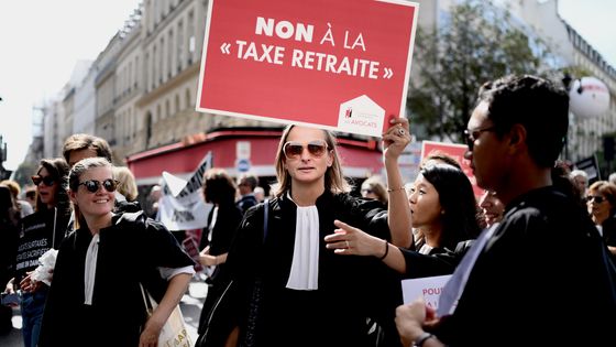 Plusieurs miliers de manifestants ont défilé ce lundi à Paris contre la réforme des retraites ©AFP - Philippe Lopez