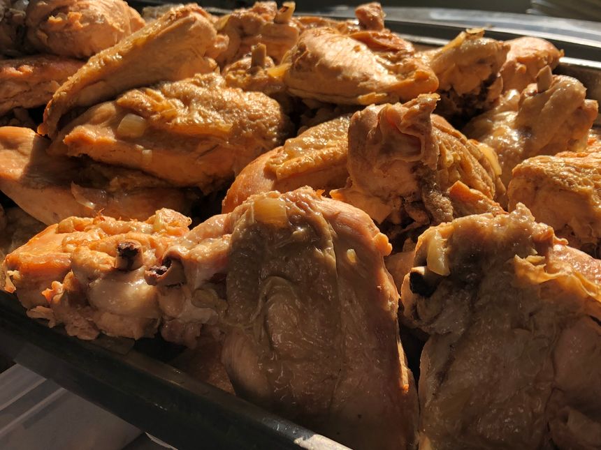 Les suprêmes de volailles par Philippe Batard dans la cuisine de l'Auberge du Vieux Château à Saint-Sauveur-le-Vicomte (Manche). Août 2019.