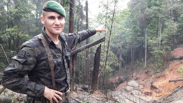 Le lieutenant Augustin surveille la forêt à Cacao, en arrière-plan dévastée par l'orpaillage illégal