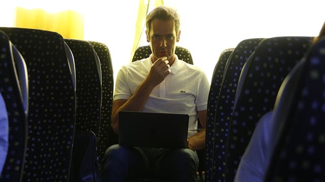 Tanguy Pastureau s'est installé au fond du bus pour écrire son billet du lendemain
