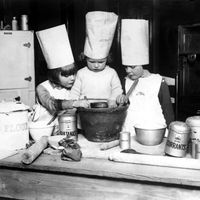 Jeunes filles en cuisine préparant une recette