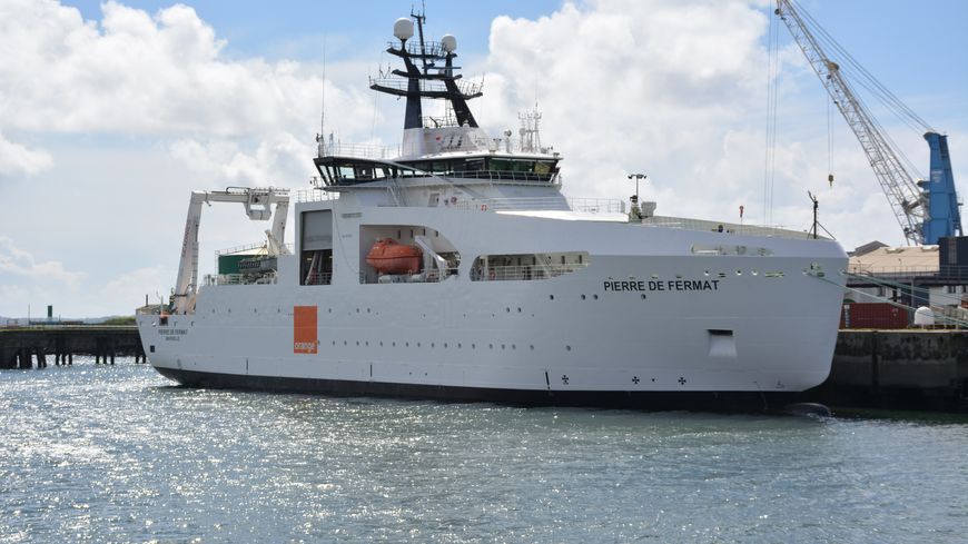 Le navire câblier Pierre de Fermat, propriété d'Orange Marine, dans son port d'attache de Brest. Le bateau mesure 100m et pèse 4 800 tonnes à pleine charge.