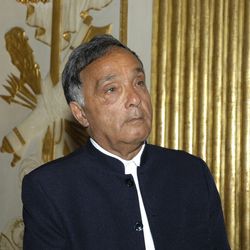 Lucien Attoun décoré de l'insigne de commandeur de l'Ordre des arts et des lettres le 27 avril 2006.