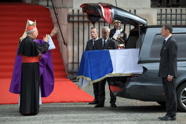 Mgr Michel Aupetit bénit le cercueil de Jacques Chirac avant que celui-ci ne quitte Saint-Sulpice.