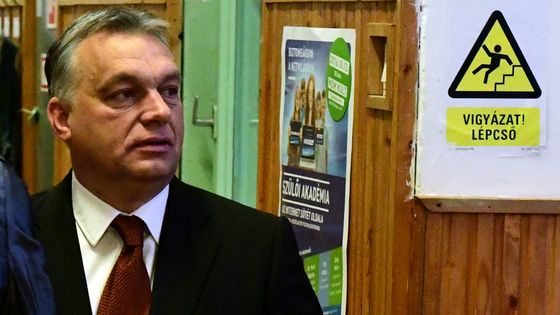 Le 2 octobre 2016, le Premier ministre hongrois Viktor Orban quitte un bureau de vote à Budapest. Les Hongrois votent lors d'un référendum sur l'intégration de migrants dans le cadre d'un système de quotas obligatoires à l'échelle de l'UE. ©AFP - Attila Kisbenedek