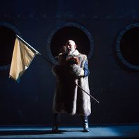 La Comédie-Française interprète à Paris la pièce '20 000 lieux sous les mers' d'après Jules Verne, dans une adaptation et une mise en scène de Christian Hecq et Valérie Lesort
