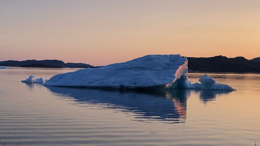 La fonte des glaces s'est accélérée cet été au Groenland: iceberg dans la baie de Narsaq (Sud-Ouest du pays)