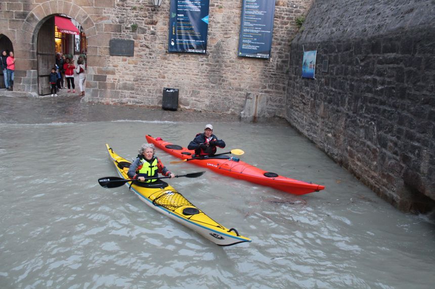 Pendant la pleine mer, l'eau rentre dans le Mont Saint Michel... et les kayaks aussi!