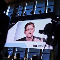 Photo du lanceur d’alerte Edward Snowden prise lors d’une vidéo conférence à Estoril au Portugal le 30 mai 2017.