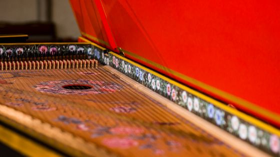 Détail d'un Clavecin en bois peint - image prise dans le cadre de l'enregistrement des sonates de Scarlatti en Occitanie par France Musique, juillet 2018. ©Radio France - Guillaume Decalf
