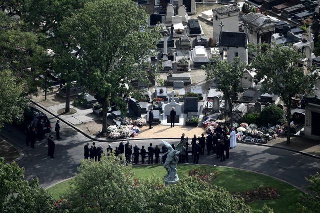 Claude Chirac se recueille devant la tombe de son père, au cimetière du Montparnasse, à Paris.