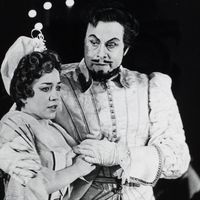 Jane Berbié et George London dans une production de 'Don Juan' de Mozart mise en scène par José Beckman. Le 23/11/1960, Opéra national de Paris. Photographie : Roger Pic