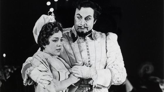 Jane Berbié et George London dans une production de 'Don Juan' de Mozart mise en scène par José Beckman. Le 23/11/1960, Opéra national de Paris. Photographie : Roger Pic - gallica.bnf.fr / Bibliothèque nationale de France