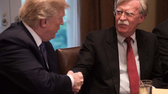Donald Trump et John Bolton le 9 avril 2018 à la Maison Blanche, lors d'une réunion avec des responsables militaires américains ©AFP - NICHOLAS KAMM