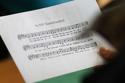 Jour de l'unité allemande sur le Brocken. Une fiche de texte avec Deutschlandlied tenue par l'un des participants à la célébration de l'unification.