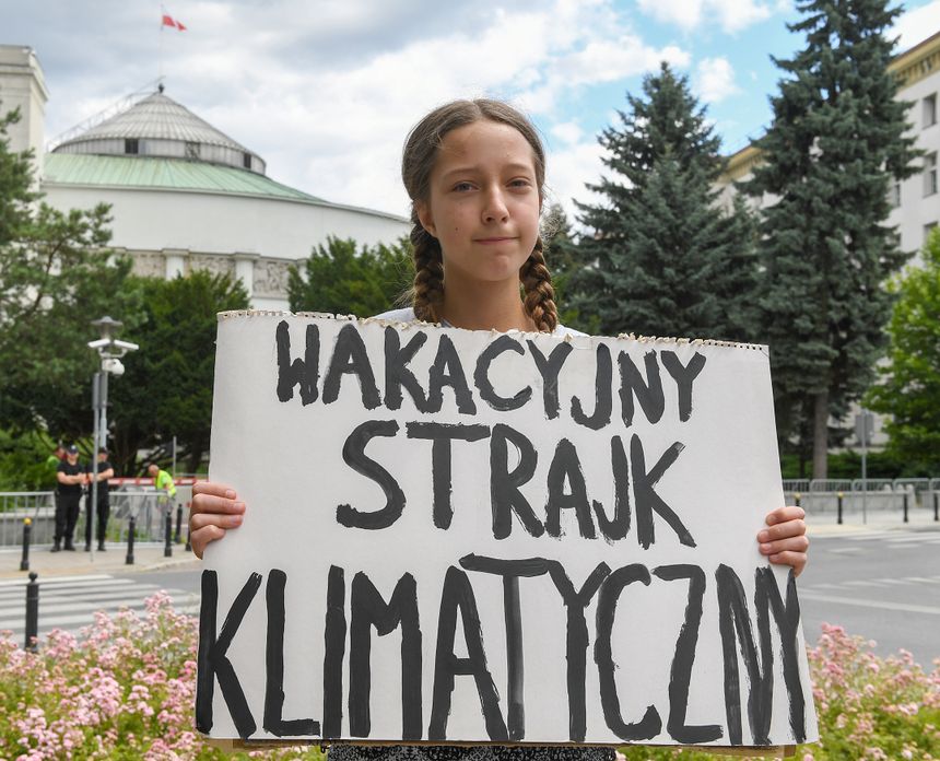 Inga Zasowska a passé tous ses vendredi du mois de juillet devant le parlement polonais à Varsovie.