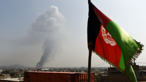 Attentat taliban à Kaboul au moment où les Américains détaillaient leur accord de paix ©AFP - Wakil KOHSAR