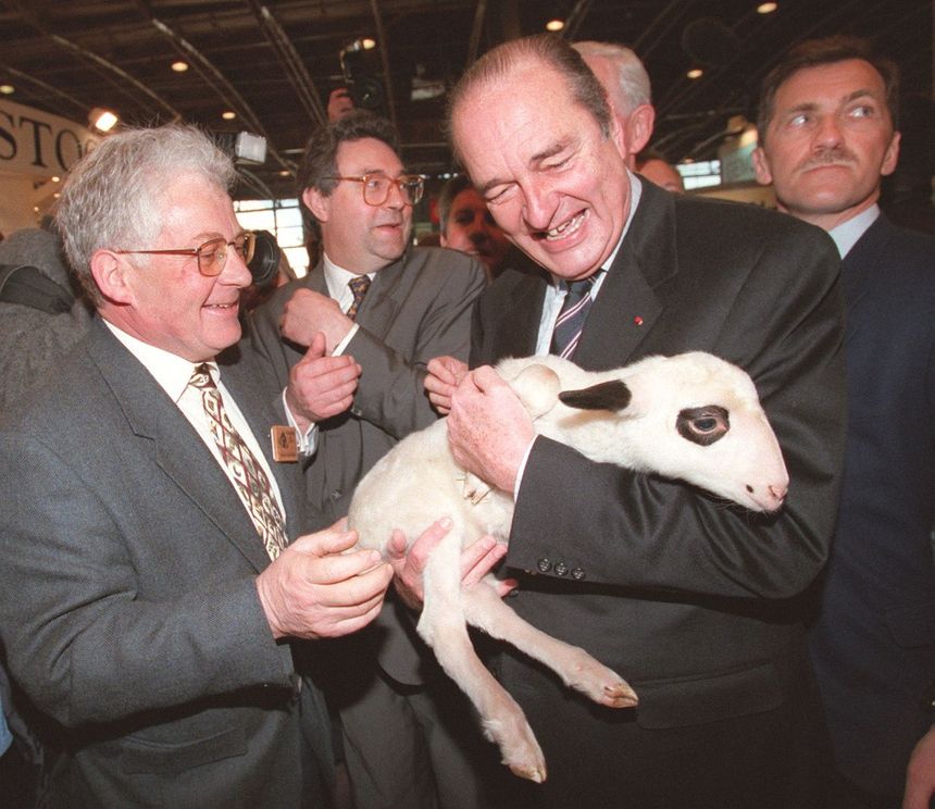 Jacques Chirac prend dans ses bras un agneau, en 1998 au Salon de l'Agriculture