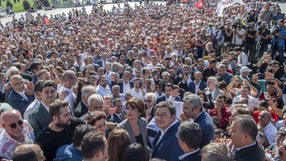 Canan Kaftancıoğlu devant le tribunal de Caglayan à Istanbul ©AFP - Bulent Kilic