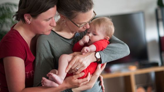 Un couple, membre de l'Association des parents et futurs parents gays et lesbiens, et leur enfant ©Getty - BSIP