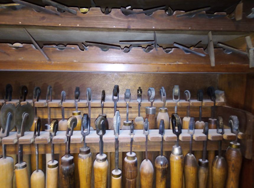 Roulettes, fleurons, filets pour la dorure sur cuir.