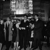Acteurs, Claire Drouot et Jean-Claude Drouot, avec les réalisateurs Agnès Varda et Jacques Demy, soirée de Première, "Le Bonheur", film d'Agnès Varda, Paris,23 fev. 1965.