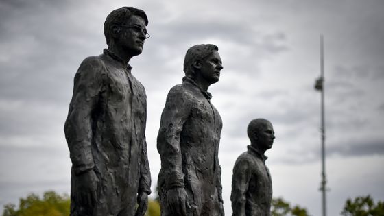 Photo de la sculpture itinérante "Anything to Say" de l'artiste Davide Dormio, qui représente trois lanceurs d’alerte : Edward Snowden, Julian Assange et Chelsea Manning. Ici, à Genève, le 15/09/2019 ©AFP - FABRICE COFFRINI