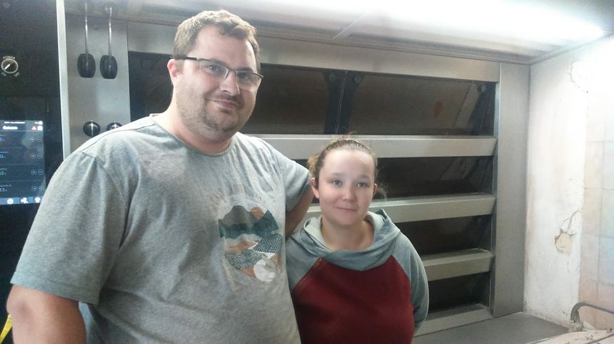 Ingrid et Jérome devant le four de leur Boulangerie