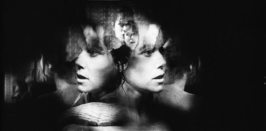 Outer Space (1999 - 9'58 - black & white sound - 35mm)