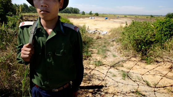 Un soldat vietnamien garde le site contaminé à l'agent orange au bord de l'aérodrome de Da Nang le 1er juillet 2009 dans le centre du Vietnam ©Getty - Photo de Kuni Takahashi
