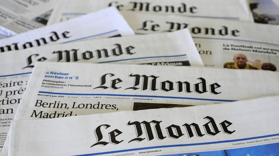 Des exemplaires du quotidien national "Le Monde" sont photographiés, le 15 juin 2010 à Strasbourg. ©AFP - JOHANNA LEGUERRE