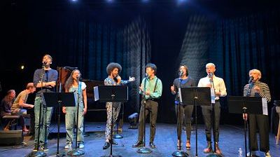 De gauche à droite Vincent Gilliéron (voix), Cerise Calixte (voix), Gwendal Marimoutou (voix), Dong Michaxu (voix), Tatiana Matre (voix), Doryan Ben (voix), Juliette Behar (voix), au piano Simon Froget-Legendre