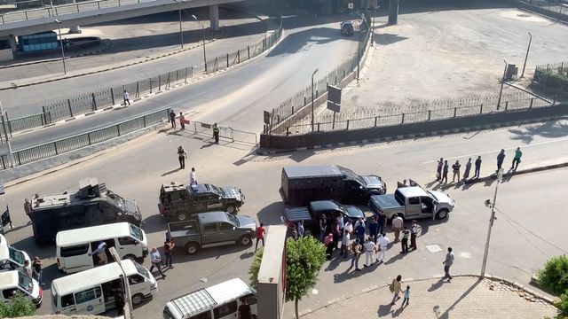 Le vendredi 27 septembre, pour éviter toute nouvelle manifestation hostile, le pouvoir égyptien interdit les accès à la place Tahrir.