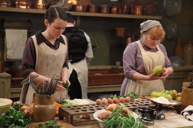 Daisy et Miss Patmore, deux employées de la cuisine de Downton Abbey.
