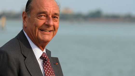 VENICE, ITALY - APRIL 24: Jacques Chirac arrives on a boat at hotel Cipriani before attending the wedding of Salma Hayek and Francois-Henri Pinault on April 24, 2009. ©Getty - Luca Ghidoni/FilmMagic