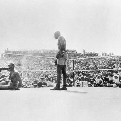 Jack Johnson assène un KO à Jim Jeffries le 4 juillet 1910 à Reno dans le Nevada.