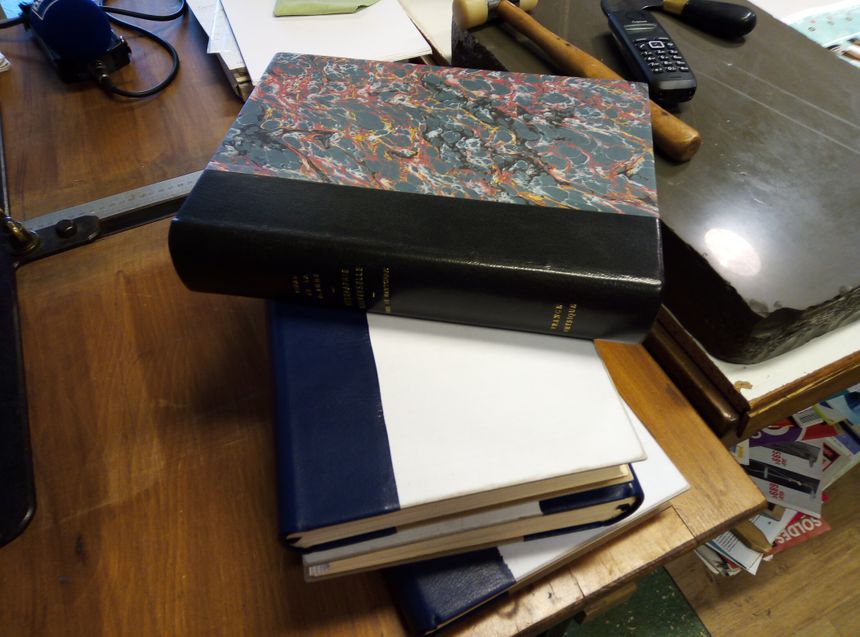 Les livres avant, pendant, et après restauration.