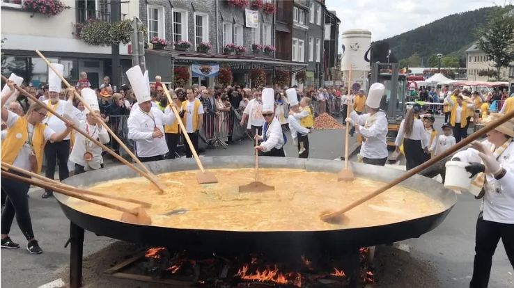 Les bénévoles d'Abbeville, en pleine cuisson de l'omelette génate