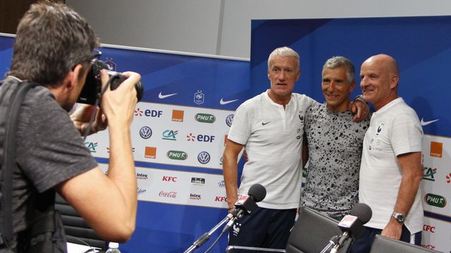 Nagui, entouré de Didier Deschamps et Guy Stephan, pose pour le photographe du Parisien