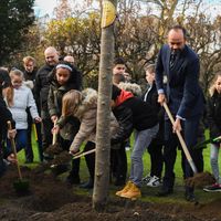 Le Premier Ministre Edouard Philippe, et les élèves de l'école primaire Théophile Gauthier (Le Havre) plantant des pommiers à Matignon (le 28/11/2017)