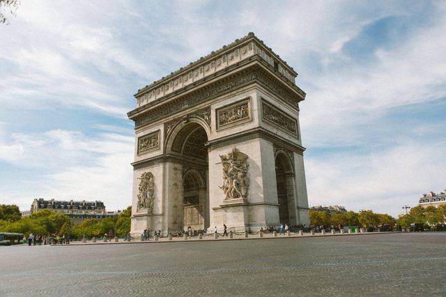 Sur cette photo, on ne peut apercevoir qu'un bus et un taxi.